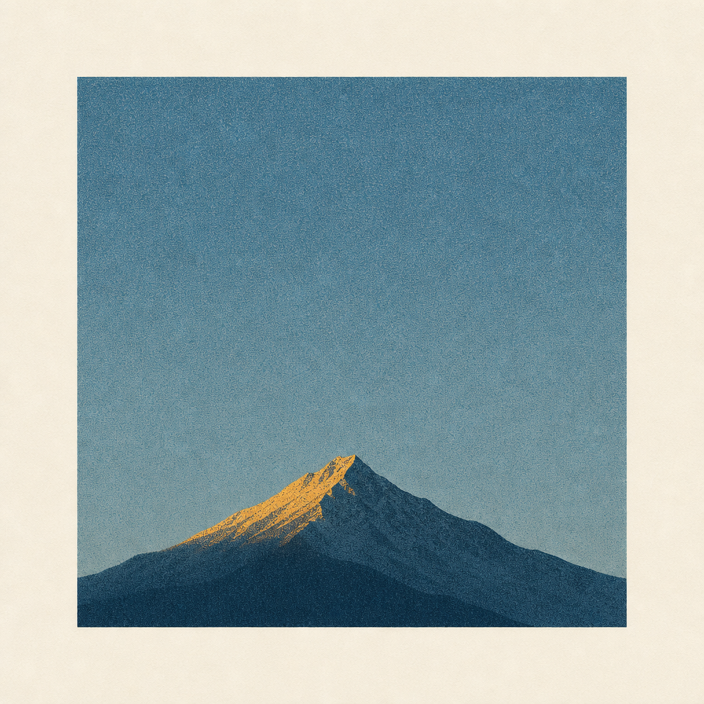 一幅装裱的版画：逆光的雪山，山脊被日出的金光照亮，山坡沉在深蓝的阴影里。